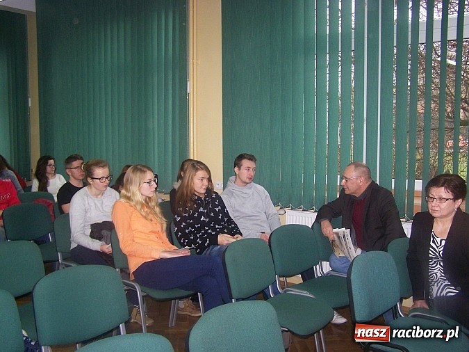 Zdjęcie w galerii na portalu naszraciborz.pl: Lekcja historii w bibliotece uczelnianej wiadomości z regionu