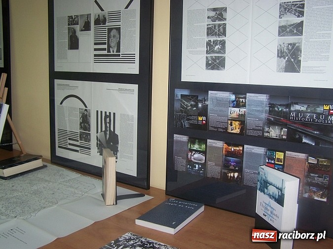 Zdjęcie w galerii na portalu naszraciborz.pl: Lekcja historii w bibliotece uczelnianej wiadomości z regionu