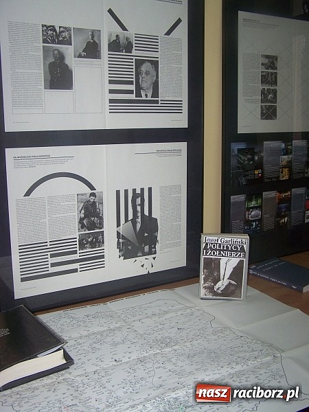 Zdjęcie w galerii na portalu naszraciborz.pl: Lekcja historii w bibliotece uczelnianej wiadomości z regionu