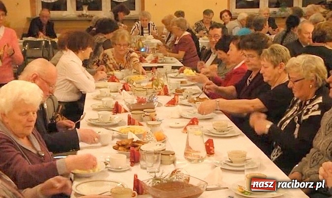 Zdjęcie w galerii na portalu naszraciborz.pl: Seniorzy z Nędzy przełamali się opłatkiem wiadomości z regionu