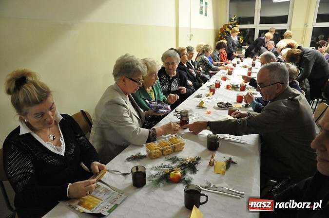 Zdjęcie w galerii na portalu naszraciborz.pl: Uniwersytet Trzeciego Wieku już po integracyjnej Wigilii wiadomości z regionu