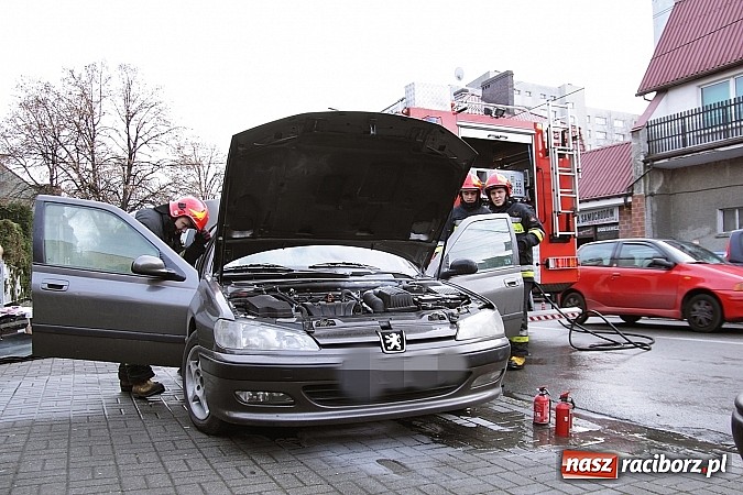 Zdjęcie w galerii na portalu naszraciborz.pl: Na Ocickiej zapalił się peugeot! wiadomości z regionu