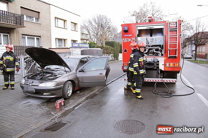 Zdjęcie w galerii na portalu naszraciborz.pl: Na Ocickiej zapalił się peugeot! wiadomości z regionu