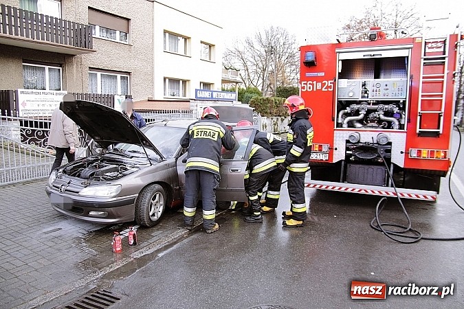 Zdjęcie w galerii na portalu naszraciborz.pl: Na Ocickiej zapalił się peugeot! wiadomości z regionu
