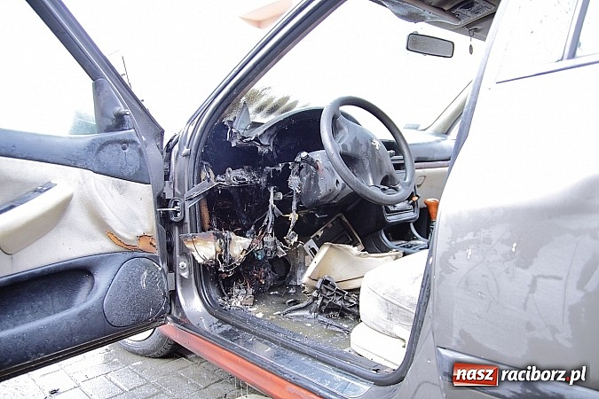 Zdjęcie w galerii na portalu naszraciborz.pl: Na Ocickiej zapalił się peugeot! wiadomości z regionu