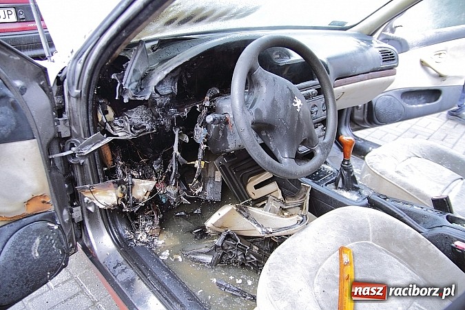 Zdjęcie w galerii na portalu naszraciborz.pl: Na Ocickiej zapalił się peugeot! wiadomości z regionu
