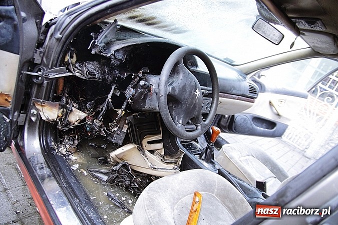 Zdjęcie w galerii na portalu naszraciborz.pl: Na Ocickiej zapalił się peugeot! wiadomości z regionu