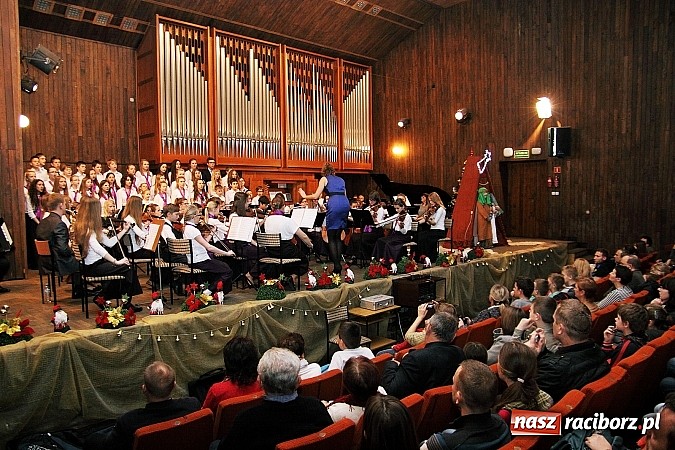 Zdjęcie w galerii na portalu naszraciborz.pl: Przepiękny świąteczny koncert w szkole muzycznej wiadomości z regionu