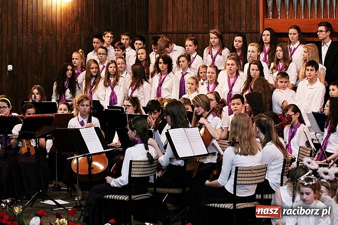 Zdjęcie w galerii na portalu naszraciborz.pl: Przepiękny świąteczny koncert w szkole muzycznej wiadomości z regionu