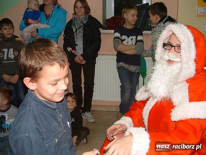 Zdjęcie w galerii na portalu naszraciborz.pl: Prezenty dla dzieci z raciborskiego Caritasu wiadomości z regionu
