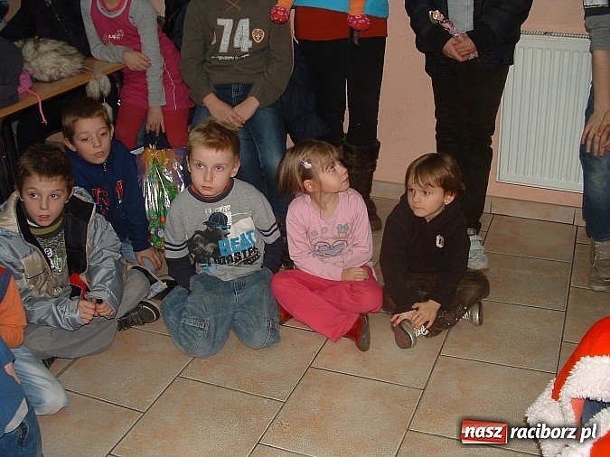 Zdjęcie w galerii na portalu naszraciborz.pl: Prezenty dla dzieci z raciborskiego Caritasu wiadomości z regionu