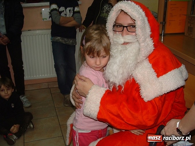 Zdjęcie w galerii na portalu naszraciborz.pl: Prezenty dla dzieci z raciborskiego Caritasu wiadomości z regionu