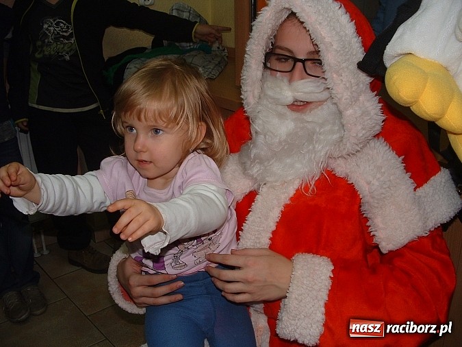 Zdjęcie w galerii na portalu naszraciborz.pl: Prezenty dla dzieci z raciborskiego Caritasu wiadomości z regionu