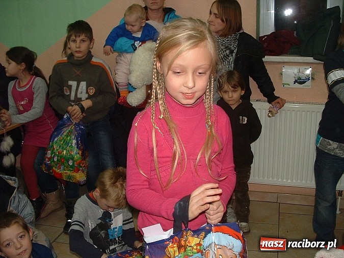 Zdjęcie w galerii na portalu naszraciborz.pl: Prezenty dla dzieci z raciborskiego Caritasu wiadomości z regionu