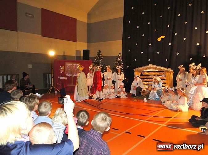 Zdjęcie w galerii na portalu naszraciborz.pl: Nastrojowe jasełka w ZSP w Górkach Śl. wiadomości z regionu