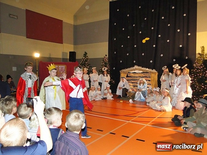 Zdjęcie w galerii na portalu naszraciborz.pl: Nastrojowe jasełka w ZSP w Górkach Śl. wiadomości z regionu
