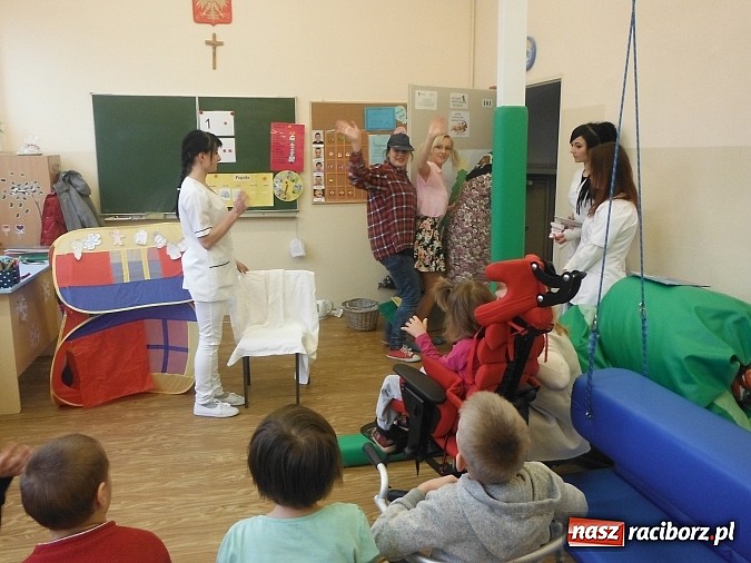Zdjęcie w galerii na portalu naszraciborz.pl: Raciborski Medyk z wizytą w ZSS wiadomości z regionu