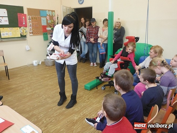 Zdjęcie w galerii na portalu naszraciborz.pl: Raciborski Medyk z wizytą w ZSS wiadomości z regionu