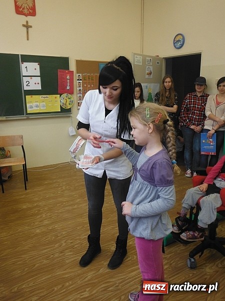 Zdjęcie w galerii na portalu naszraciborz.pl: Raciborski Medyk z wizytą w ZSS wiadomości z regionu