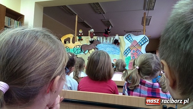 Zdjęcie w galerii na portalu naszraciborz.pl: Redebiut bibliotecznego teatru kukiełkowego Bajadera wiadomości z regionu