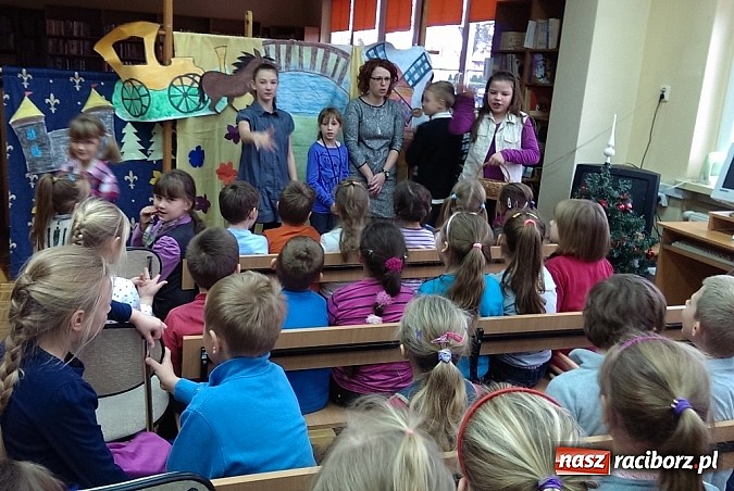 Zdjęcie w galerii na portalu naszraciborz.pl: Redebiut bibliotecznego teatru kukiełkowego Bajadera wiadomości z regionu