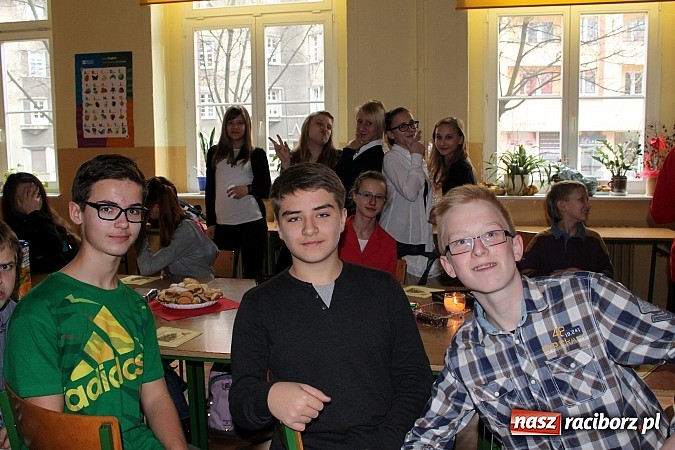 Zdjęcie w galerii na portalu naszraciborz.pl: Jasełka i wigilie klasowe w gimnazjum na Opawskiej wiadomości z regionu
