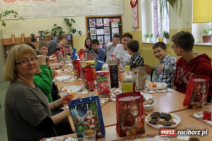 Zdjęcie w galerii na portalu naszraciborz.pl: Jasełka i wigilie klasowe w gimnazjum na Opawskiej wiadomości z regionu