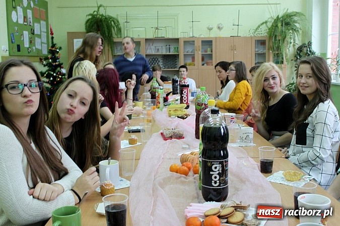 Zdjęcie w galerii na portalu naszraciborz.pl: Jasełka i wigilie klasowe w gimnazjum na Opawskiej wiadomości z regionu