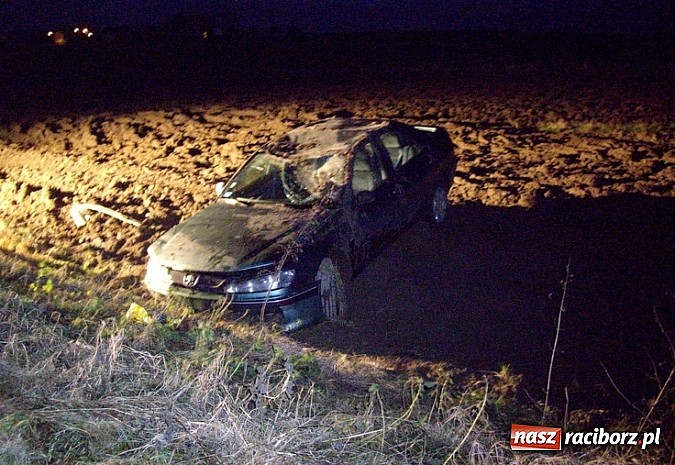 Zdjęcie w galerii na portalu naszraciborz.pl: Dachowanie na drodze Cyprzanów-Lekartów wiadomości z regionu