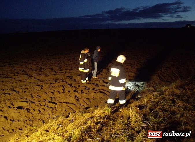 Zdjęcie w galerii na portalu naszraciborz.pl: Dachowanie na drodze Cyprzanów-Lekartów wiadomości z regionu