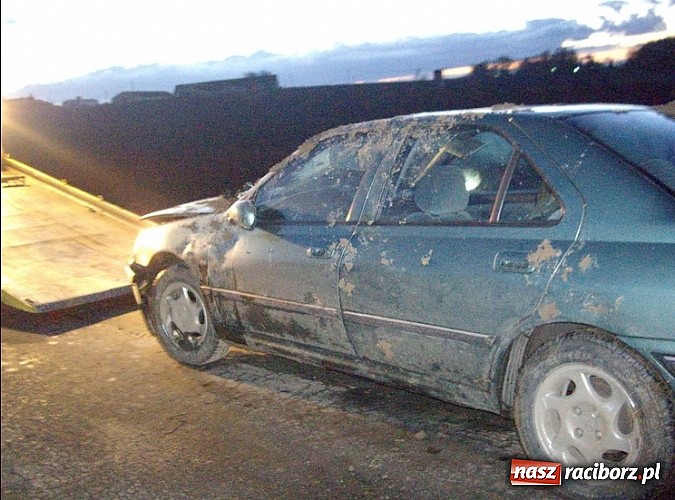 Zdjęcie w galerii na portalu naszraciborz.pl: Dachowanie na drodze Cyprzanów-Lekartów wiadomości z regionu