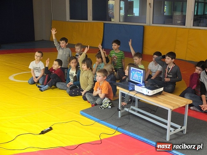 Zdjęcie w galerii na portalu naszraciborz.pl: Łamator, czyli profilaktyka na macie wiadomości z regionu