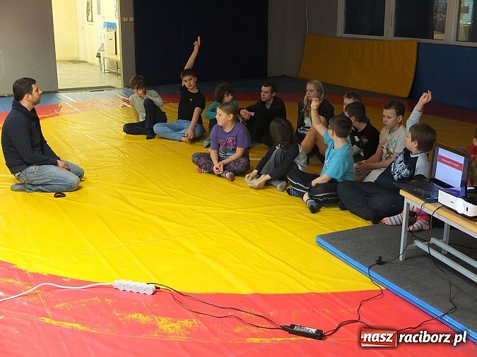 Zdjęcie w galerii na portalu naszraciborz.pl: Łamator, czyli profilaktyka na macie wiadomości z regionu