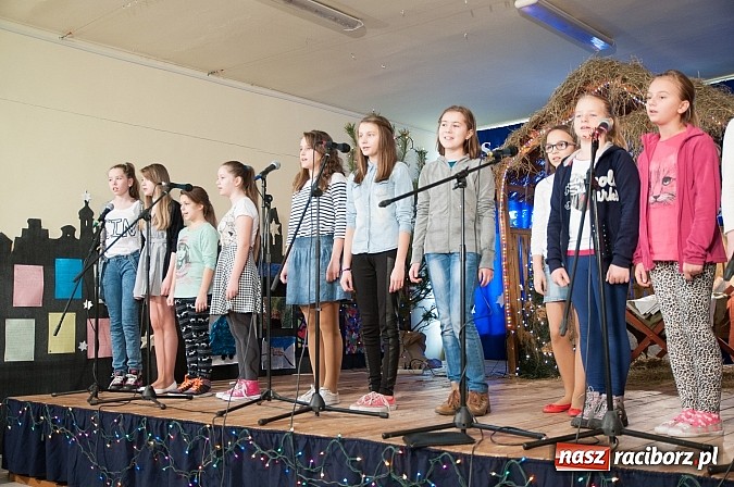 Zdjęcie w galerii na portalu naszraciborz.pl: 19 grudnia do uczni&oacute;w SP 18 przybyli niezwykli goście. I nie był to święty Mikołaj... wiadomości z regionu
