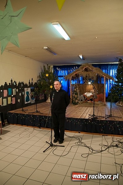 Zdjęcie w galerii na portalu naszraciborz.pl: 19 grudnia do uczni&oacute;w SP 18 przybyli niezwykli goście. I nie był to święty Mikołaj... wiadomości z regionu