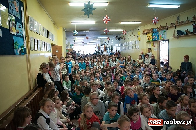 Zdjęcie w galerii na portalu naszraciborz.pl: 19 grudnia do uczni&oacute;w SP 18 przybyli niezwykli goście. I nie był to święty Mikołaj... wiadomości z regionu