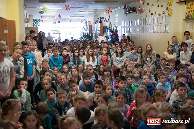 Zdjęcie w galerii na portalu naszraciborz.pl: 19 grudnia do uczni&oacute;w SP 18 przybyli niezwykli goście. I nie był to święty Mikołaj... wiadomości z regionu