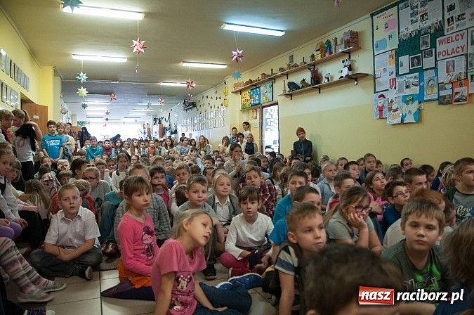 Zdjęcie w galerii na portalu naszraciborz.pl: 19 grudnia do uczni&oacute;w SP 18 przybyli niezwykli goście. I nie był to święty Mikołaj... wiadomości z regionu