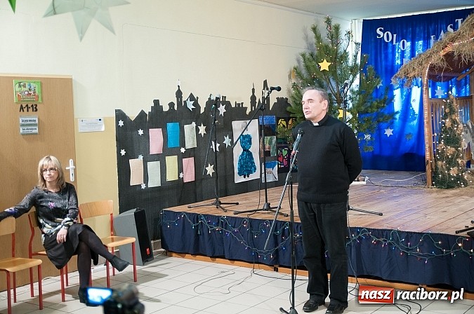 Zdjęcie w galerii na portalu naszraciborz.pl: 19 grudnia do uczni&oacute;w SP 18 przybyli niezwykli goście. I nie był to święty Mikołaj... wiadomości z regionu