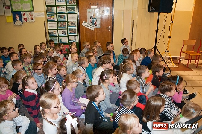 Zdjęcie w galerii na portalu naszraciborz.pl: 19 grudnia do uczni&oacute;w SP 18 przybyli niezwykli goście. I nie był to święty Mikołaj... wiadomości z regionu