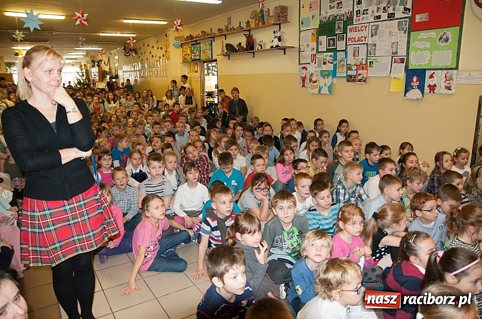 Zdjęcie w galerii na portalu naszraciborz.pl: 19 grudnia do uczni&oacute;w SP 18 przybyli niezwykli goście. I nie był to święty Mikołaj... wiadomości z regionu