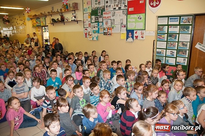 Zdjęcie w galerii na portalu naszraciborz.pl: 19 grudnia do uczni&oacute;w SP 18 przybyli niezwykli goście. I nie był to święty Mikołaj... wiadomości z regionu