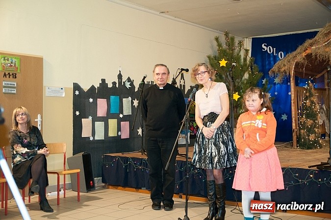 Zdjęcie w galerii na portalu naszraciborz.pl: 19 grudnia do uczni&oacute;w SP 18 przybyli niezwykli goście. I nie był to święty Mikołaj... wiadomości z regionu