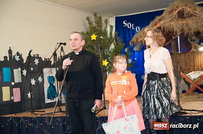 Zdjęcie w galerii na portalu naszraciborz.pl: 19 grudnia do uczni&oacute;w SP 18 przybyli niezwykli goście. I nie był to święty Mikołaj... wiadomości z regionu