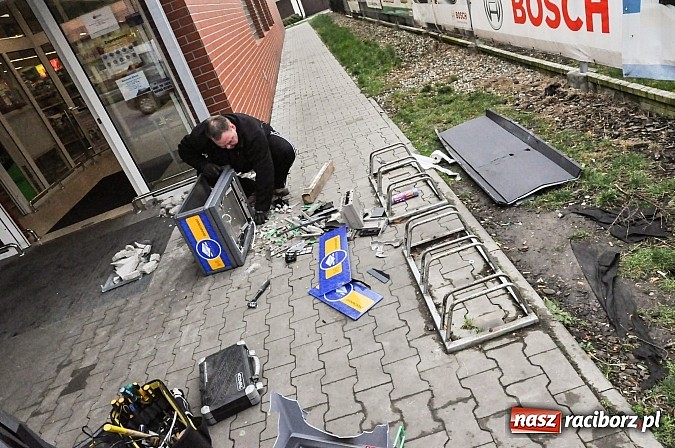 Zdjęcie w galerii na portalu naszraciborz.pl: Nieznani sprawcy zdetonowali ładunek wybuchowy w bankomacie przy Biedronce na Opawskiej i skradli gotówkę wiadomości z regionu