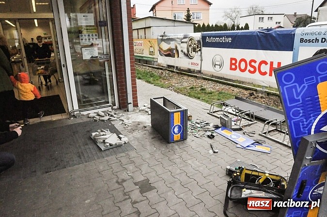 Zdjęcie w galerii na portalu naszraciborz.pl: Nieznani sprawcy zdetonowali ładunek wybuchowy w bankomacie przy Biedronce na Opawskiej i skradli gotówkę wiadomości z regionu