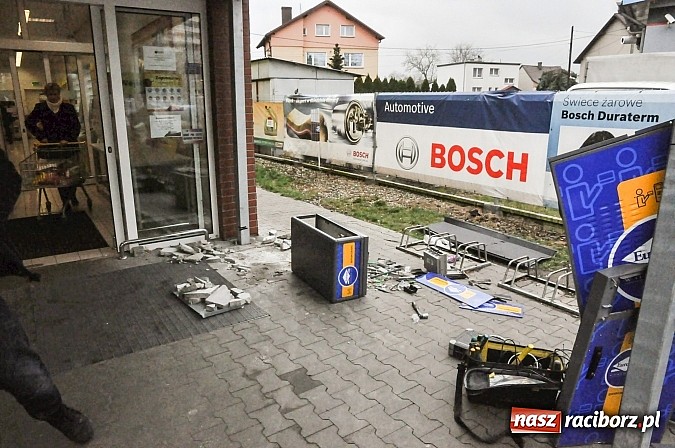 Zdjęcie w galerii na portalu naszraciborz.pl: Nieznani sprawcy zdetonowali ładunek wybuchowy w bankomacie przy Biedronce na Opawskiej i skradli gotówkę wiadomości z regionu