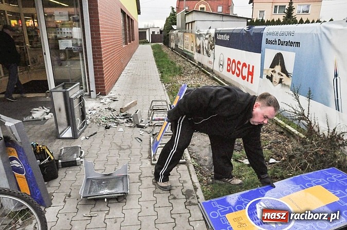 Zdjęcie w galerii na portalu naszraciborz.pl: Nieznani sprawcy zdetonowali ładunek wybuchowy w bankomacie przy Biedronce na Opawskiej i skradli gotówkę wiadomości z regionu