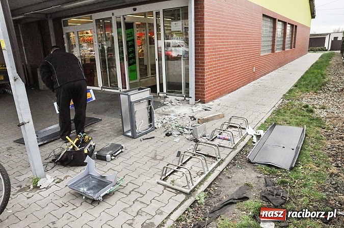 Zdjęcie w galerii na portalu naszraciborz.pl: Nieznani sprawcy zdetonowali ładunek wybuchowy w bankomacie przy Biedronce na Opawskiej i skradli gotówkę wiadomości z regionu
