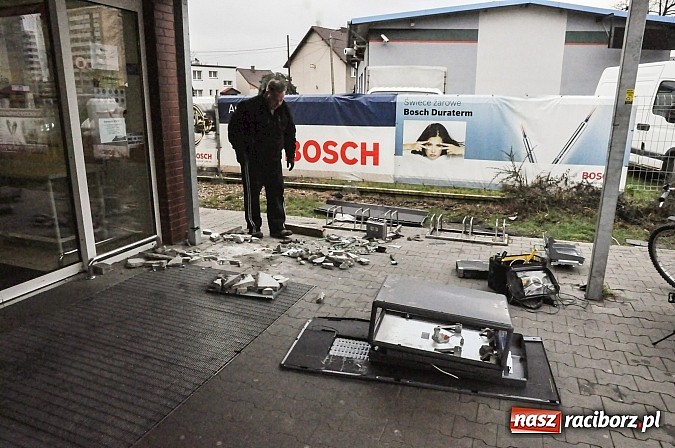 Zdjęcie w galerii na portalu naszraciborz.pl: Nieznani sprawcy zdetonowali ładunek wybuchowy w bankomacie przy Biedronce na Opawskiej i skradli gotówkę wiadomości z regionu